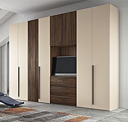 Armadio con vano tv, 8 ante battenti in finitura Quercia brown e Terra opaco