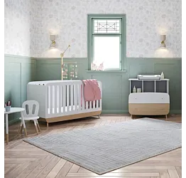 cameretta con culla bianca