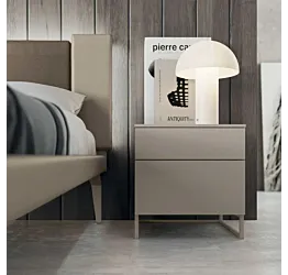 comodino con piedi sabbia