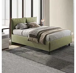 letto con cuscini verdi