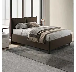 letto con cuscini marrone