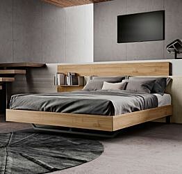 Letto matrimoniale con testiera in noce biondo e inserto tessuto panna, piedini in ferro