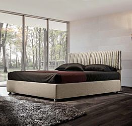 Letto matrimoniale beige con cuscini a righe