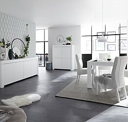 Sala di design composta da Madia alta, Madia 4 ante e Tavolo allungabile, finitura bianco opaco