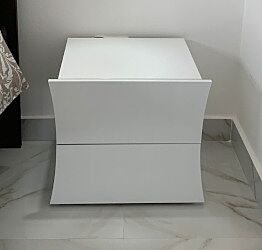 Moderno Comodino di design a 2 cassetti sagomati, bianco lucido, linea arco