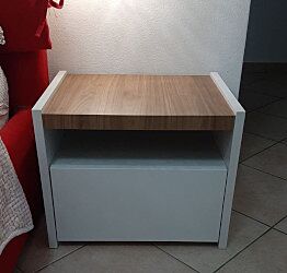 Conveniente Coppia di comodini finitura Bianco Opaco e Noce Dark, guide ammortizzate