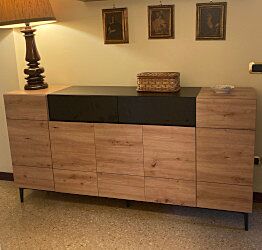 Conveniente Madia moderna Glesborg con 5 ante e 2 cassetti in finitura Rovere e Nero carbone