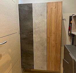 Idea ingresso formata da 3 pensili verticali finitura Noce Stelvio, Ossido e Beton