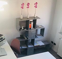 Libreria di deisgn RUN, made in Italy, colore beton, 4 ripiani