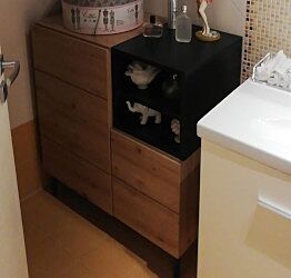 Credenza Madia moderna Glesborg con 2 ante e un vano a giorno in finitura Rovere e Nero carbone