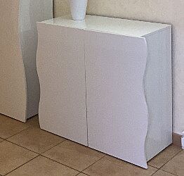 Credenza Madia salvaspazio a 2 ante sagomate, bianca laccata lucida, linea onda