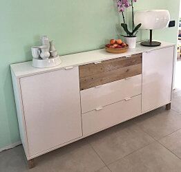 Mobile Madia Kilsbo con 2 ante e 3 cassetti in finitura Bianco opaco e Legno vecchio