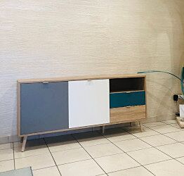 Offerta Madia Lavik con gambe in legno, 2 ante 2 cassetti, finitura Quercia, Bianca, Petrolio e Grigia