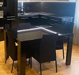 Elegante Tavolo moderno con allungo da 49 cm, finitura Nero Lucido