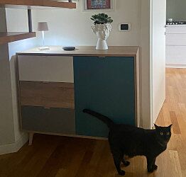 Credenza Madia di design con gambe in legno, 1 anta 3 cassetti, finitura Quercia, Bianca, Petrolio e Grigia