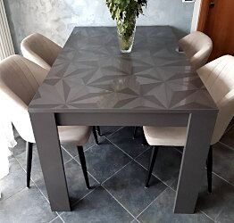 Tavolo serigrafato 6 posti a sedere, finitura grigio lucido