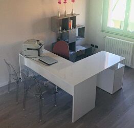 Scrivania moderna ad angolo con cassettiera in finitura Bianco lucido 