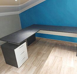 Capiente Scrivania moderna ad angolo con cassettiera in finitura Antracite e Bianco lucido 