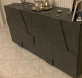 Credenza Madia moderna con 4 ante dal disegno geometrico in finitura Ardesia