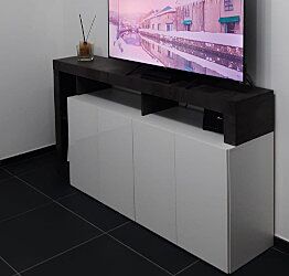Credenza Madia a 4 ante con un ripiano in finitura bianco laccato lucido e ossido