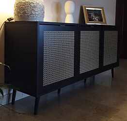Credenza  Madia moderna Arendal con 3 ante in finitura Nero opaco con dettagli Oro