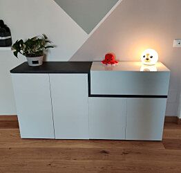 Promozione madia moderna con 4 ante e 1 cassetto in finitura Bianco lucido e Ardesia 