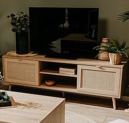 Mobile porta Tv Kara con 2 ante e un ripiano in finitura Quercia e Rafia