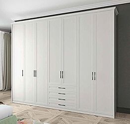 Armadio Classic con 7 ante battenti e 4 cassetti in finitura Bucaneve 