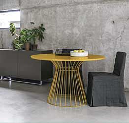 Tavolo rotondo giallo zafferano con struttura in metallo Zenzero Shop