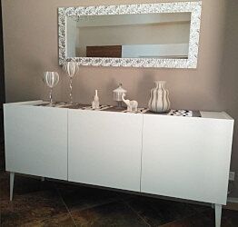 Credenza Moderna 3 ante, bianco opaco con piedini