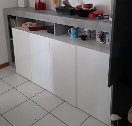 Credenza Madia a 4 ante con un ripiano in finitura bianco laccato lucido e Cemento