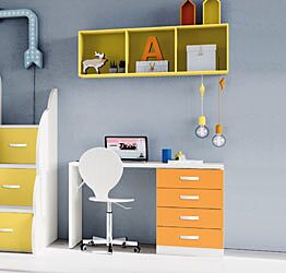 Zona studio per ragazzi, composta da scrivania e libreria appesa