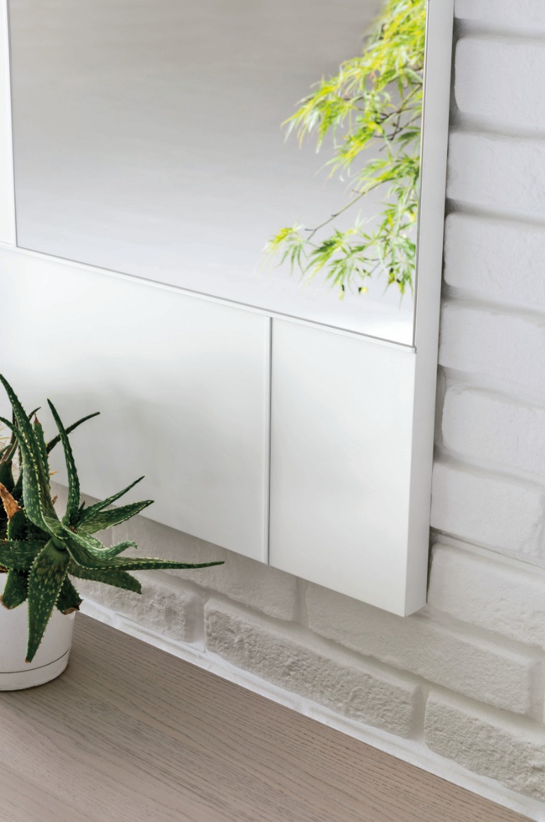 Specchiera da muro con cornice, finitura bianco gesso opaco