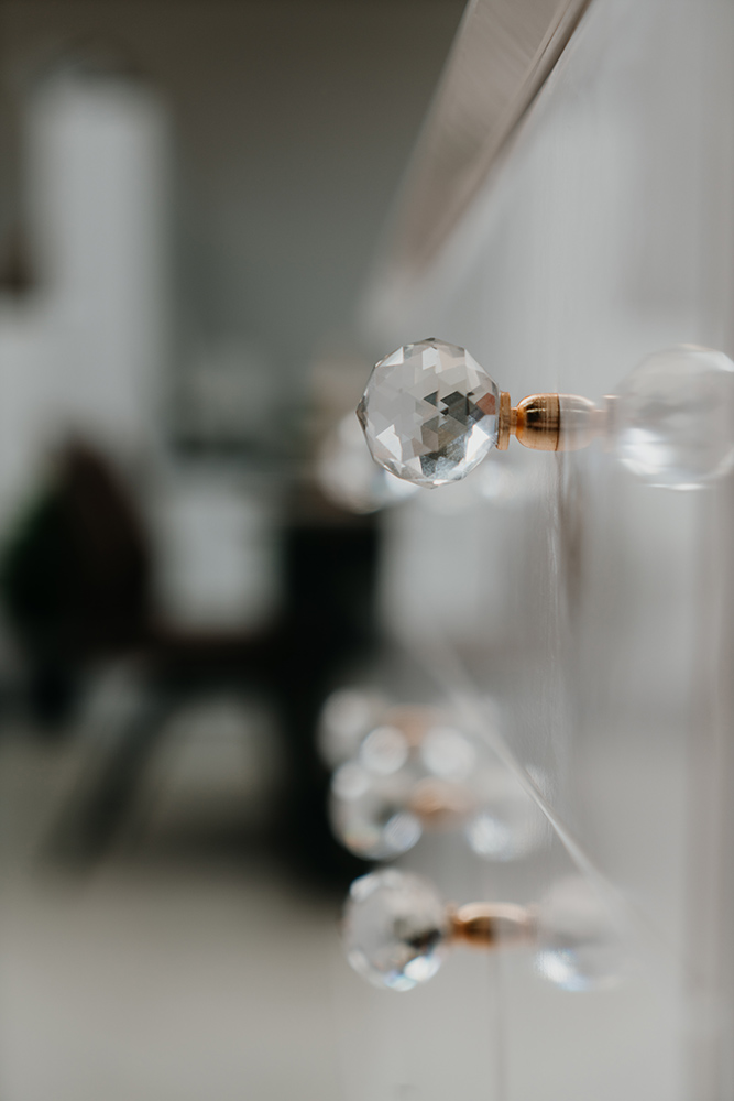 Madia Oslo con 4 ante e 4 cassetti in finitura bianco e oro