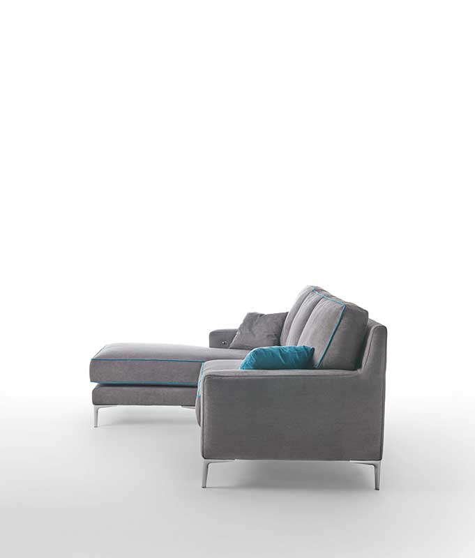 Divano Tor a 3 posti con penisola e presa USB integrata, tessuto Grigio con bordino Azzurro