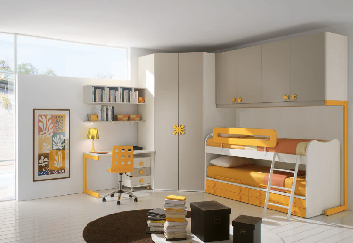 Cameretta con armadio ad angolo e letto a castello  in finitura Larice, Tortora LACCATO e Zafferano LACCATO