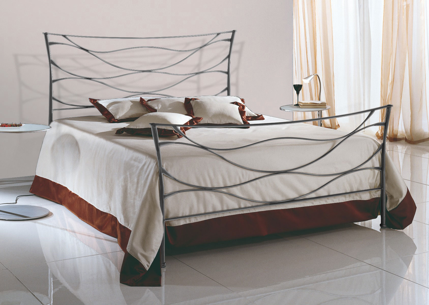 Letto in ferro battuto moderno Albus, finitura Nero opaco anticato argento