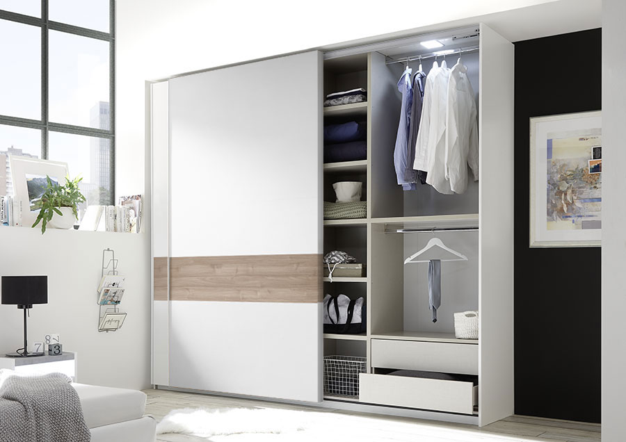 Armadio moderno con ante scorrevoli, Bianco Opaco e fascia Noce Stelvio