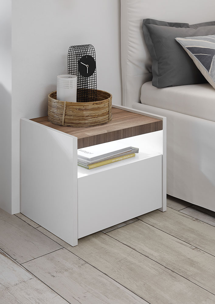 Camera matrimoniale con letto in ecopelle tabacco, armadio con anta noce dark e comodini bianchi opachi