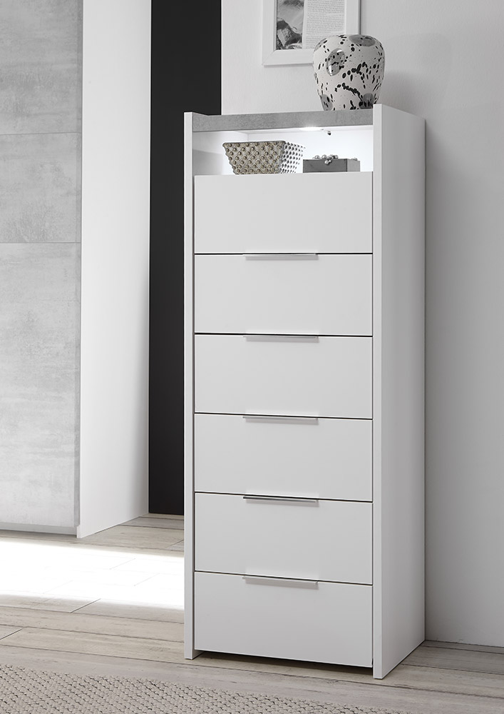 Camera matrimoniale con letto in ecopelle bianco, comodini bianchi opachi e armadio con fascia beton H.248