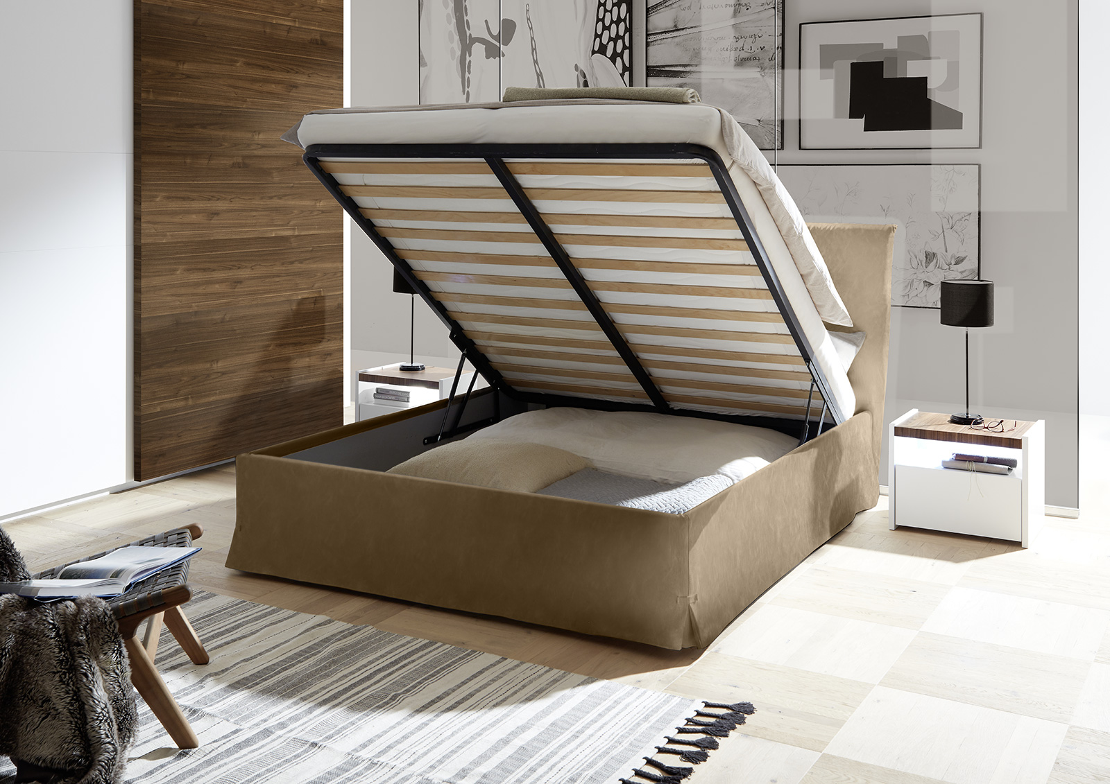 Letto matrimoniale alto in ecopelle con contenitore, finitura Tabacco