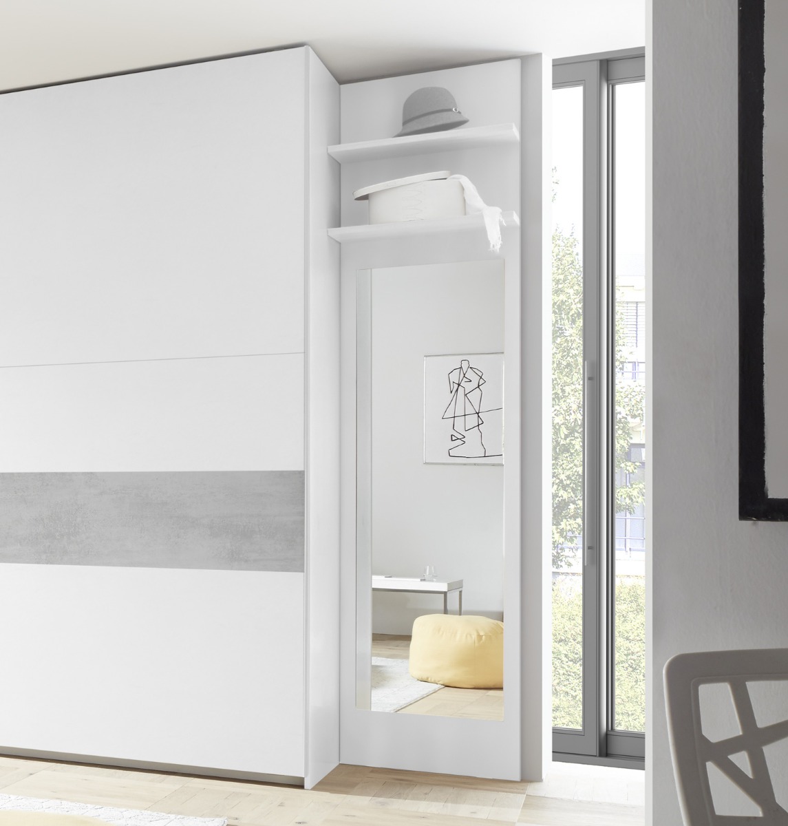 Camera matrimoniale con letto in ecopelle bianco, comodini bianchi opachi e armadio con fascia beton H.248