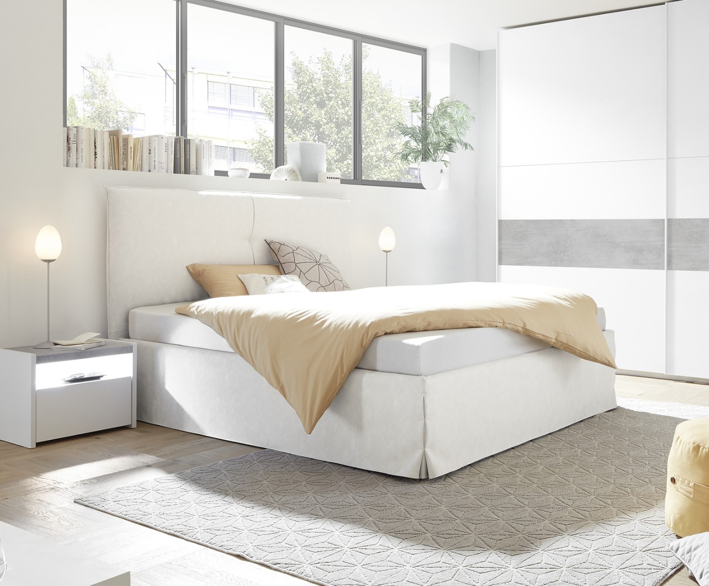 Camera matrimoniale con letto in ecopelle bianco, comodini bianchi opachi e armadio con fascia beton H.248