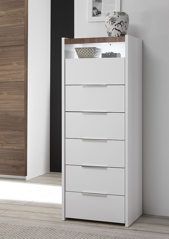 Camera matrimoniale con letto in ecopelle tabacco, armadio con anta noce dark e comodini bianchi opachi