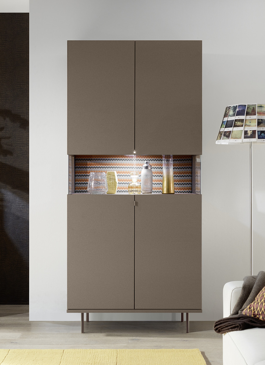 Vetrina moderna a 2 ante, finitura bronzo con piedini di design