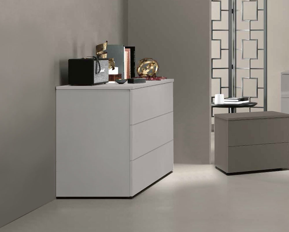 Comò moderno a 3 cassetti in finitura Grigio Seta