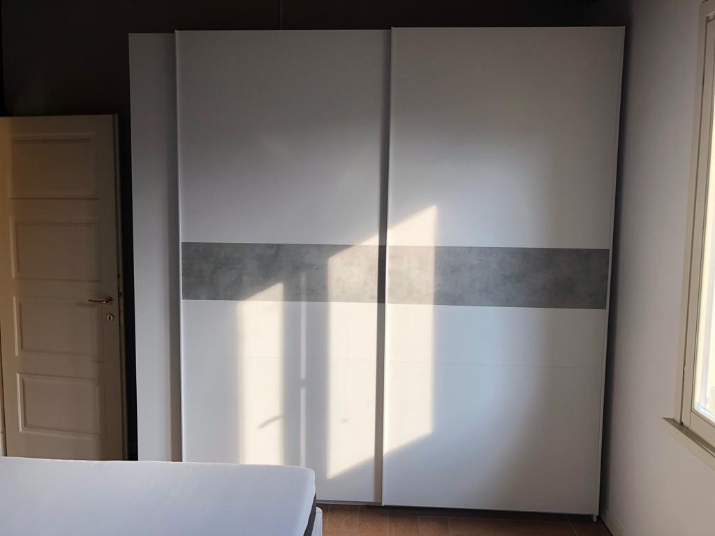ACQUISTA ANCHE TU Armadio moderno Bianco Opaco con fascia Beton a 2 ante scorrevoli