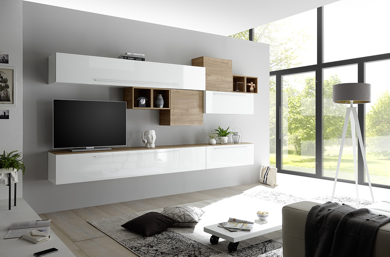 Parete attrezzata sospesa, maniglie di design, finitura bianca lucida e noce stelvio