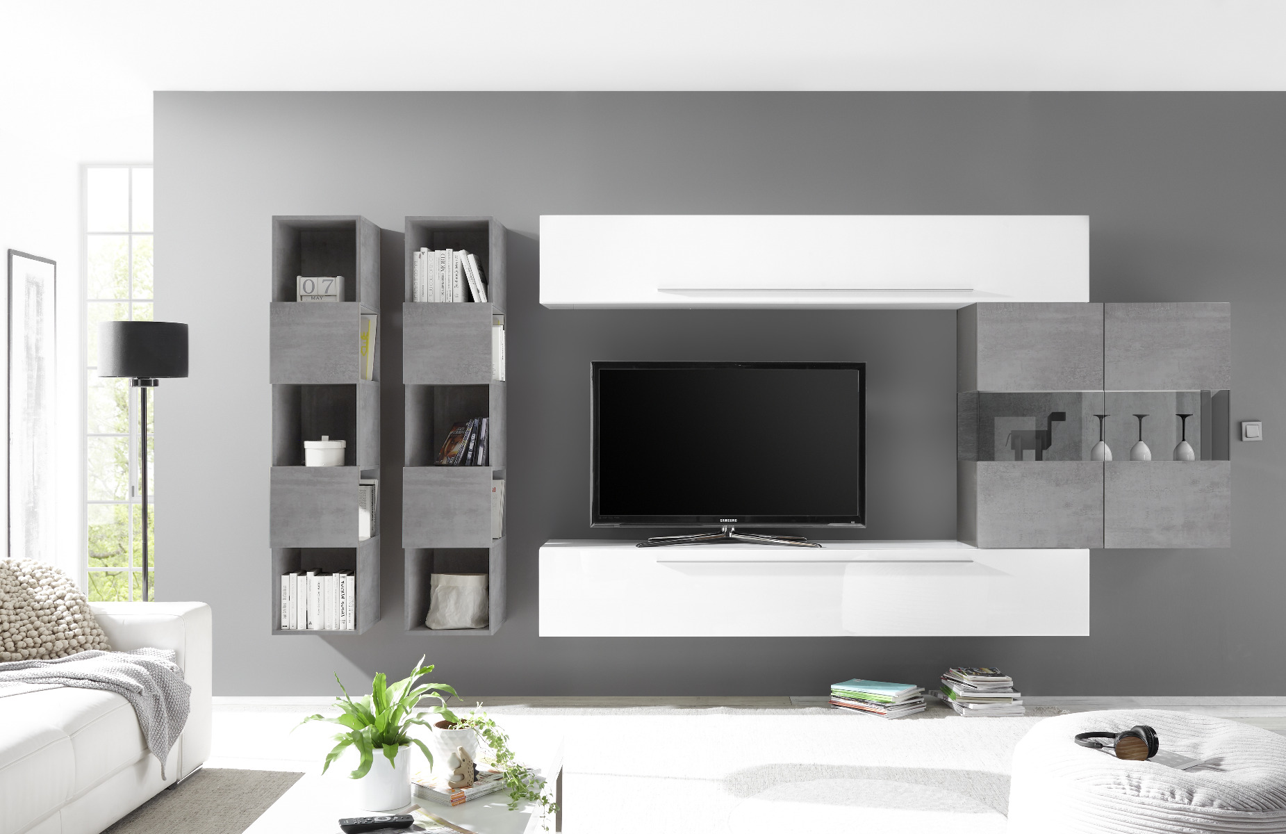 Soggiorno scontatissimo con parete attrezzata bianco lucido e beton