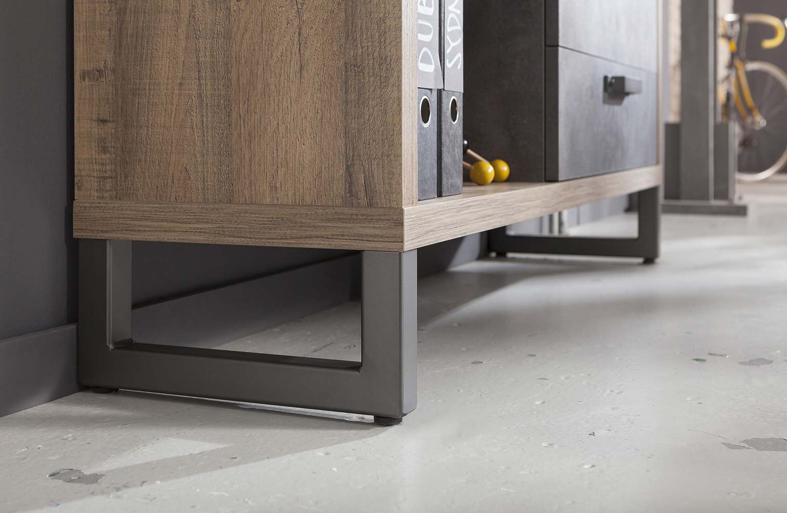 Libreria Industry per ufficio in finitura Rovere e Grigio smoke